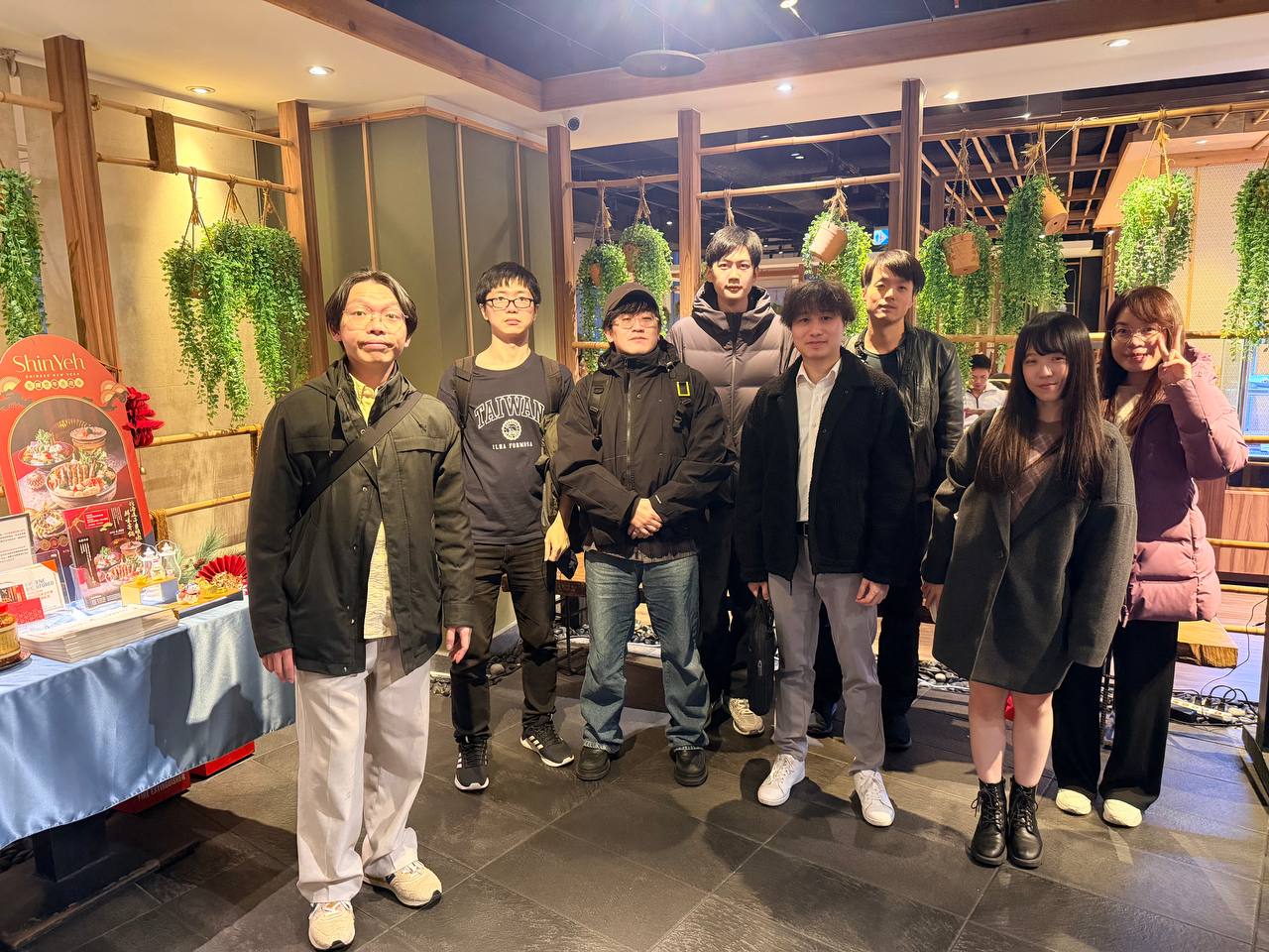 健康益友研發部門送蛇迎馬聯歡聚餐合照